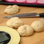 Mérleg segítségével kiporciózom a tésztát