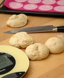 Mérleg segítségével kiporciózom a tésztát