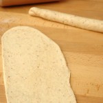 Ilyen formára nyújtom, majd feltekerem, s ebből a kígyóból születnek a sütemények