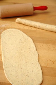 Ilyen formára nyújtom, majd feltekerem, s ebből a kígyóból születnek a sütemények