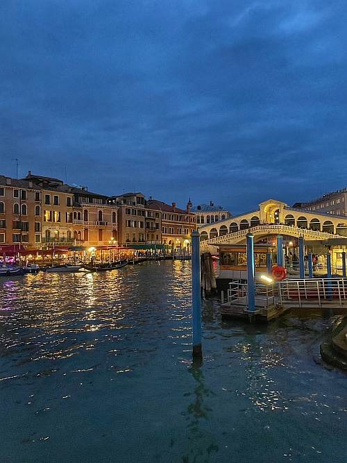 Az esti fényekbe öltözött Rialto