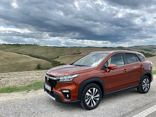 A toszkán tájban még jobban érvényesül az S-CROSS dinamikus külseje