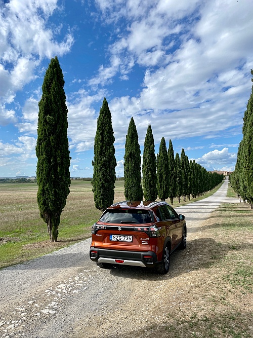 Itália egyszerűen jól áll az autónak, ami a murvás utakon is remekül teljesített