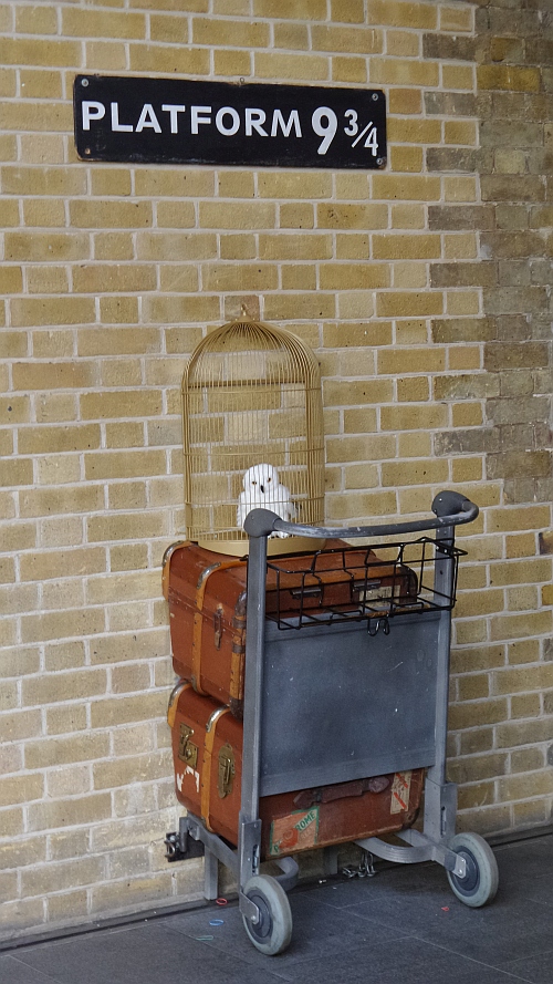 Hedvig csak Harry-re vár a 9 és 3/4 vágánynál - London, Kings Cross
