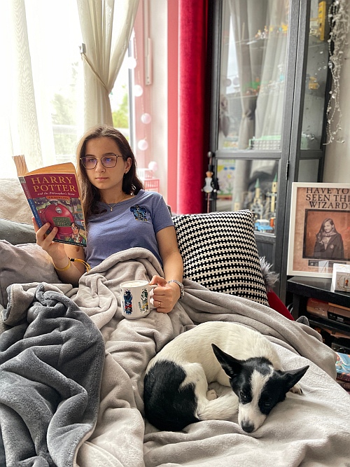 Egyes varázslóknak így telnek a szabadnapjai: igazi rajongóhoz méltóan még a bögréjén is a Roxfort házai láthatók