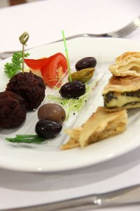 Hideg előételek: borjúhús keftedes, olívabogyók, pitavariációk és erős paprikával ízesített fetakrém