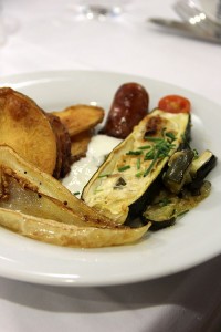 Meleg előételek: sajttal, hagymával és édesköménnyel töltött sült cukkini, bundázott padlizsán- és cukkiniszeletek joghurttal, sült paprika és Karpenisi környékéről származó sertéskolbász sütve