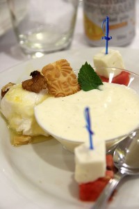 Könnyű görög desszertek: citromos, vaníliás joghurttal kevert mousse, dinnye fetával, valamint joghurt mézzel és dióval