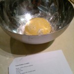 A kalácstésztát a gyúrást követően 20 percet pihentettük, majd újra átgyúrtuk és megint 20 percet pihent. ezután formáztuk.