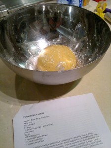 A kalácstésztát a gyúrást követően 20 percet pihentettük, majd újra átgyúrtuk és megint 20 percet pihent. ezután formáztuk.