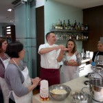 Vili tanítja a zsemlekészítést