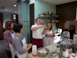 Vili tanítja a zsemlekészítést