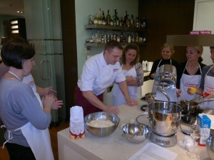 Kétkezes zsemlegyúrást is oktat