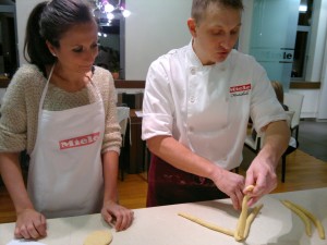 Íme így készül a négyes fonott kalács