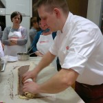 A kakaós csigát nem szabad túl feszesre tekerni, mert akkor sütéskor kijön a közepe