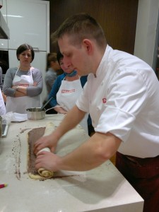 A kakaós csigát nem szabad túl feszesre tekerni, mert akkor sütéskor kijön a közepe