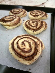 A csigákat tovább kelesztettük a tepsiken