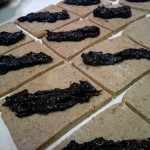 A töpörtyűs tésztára valódi, sűrű szilvalekvárt tettünk. ez nem csak finomabb, de jobban is bírja a sütést, nem mászik el.