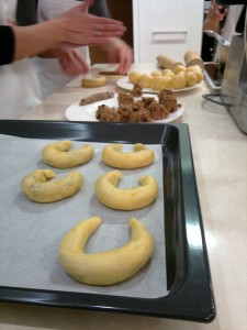 A pozsonyi kilfiknek nem csak a tésztája lett kiporciózva, hanem a töltelék is. Vili tippje: akkor lesz márványos a tészta teteje, ha a lekenéséhez két tojássárgájával kikevert elhabart tojást használunk.