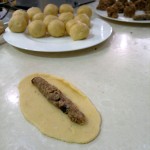 Így kerül a kiflibe a diótöltelék.