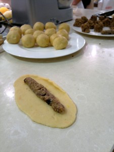 Így kerül a kiflibe a diótöltelék.