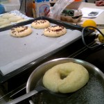 A megpihent bagelt a "fenekével" felfelé tesszük bele a cukros vízbe főzni. Mindkét oldalát 20-20 másodpercig főzzük.