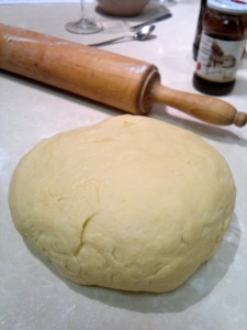 A krumplis pogácsa tésztája itt már csak a szorgos kezekre várt