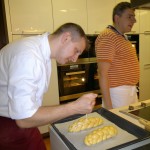 A kalácsot formázás után elhabart tojással megkentük, majd hagytuk 20 percet pihenni, ezután újra megkentük. Amikor a második tojásréteg is megszáradt rajta, akkor az egyiket cukorral megszórtuk. Ha megvárjuk, amíg megköt a tésztán a tojás és csak akkor szórjuk meg cukorral, akkor nem fog megfolyni rajta, hanem szépen beül a fonatokba.