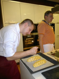 A kalácsot formázás után elhabart tojással megkentük, majd hagytuk 20 percet pihenni, ezután újra megkentük. Amikor a második tojásréteg is megszáradt rajta, akkor az egyiket cukorral megszórtuk. Ha megvárjuk, amíg megköt a tésztán a tojás és csak akkor szórjuk meg cukorral, akkor nem fog megfolyni rajta, hanem szépen beül a fonatokba.