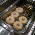 Sülnek a crofánkok. Igazi amerikai ínyencség, nem kevés zsiradékot képes magába szívni (a benne lévő szintén nem kevés mellé).