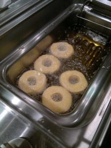 Sülnek a crofánkok. Igazi amerikai ínyencség, nem kevés zsiradékot képes magába szívni (a benne lévő szintén nem kevés mellé).