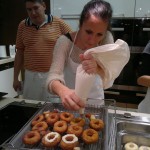 Hogy még könnyebb legyen a crofánk: Edömér házi vaníliapudinggal töltötte meg őket