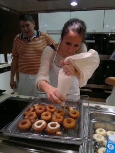 Hogy még könnyebb legyen a crofánk: Edömér házi vaníliapudinggal töltötte meg őket